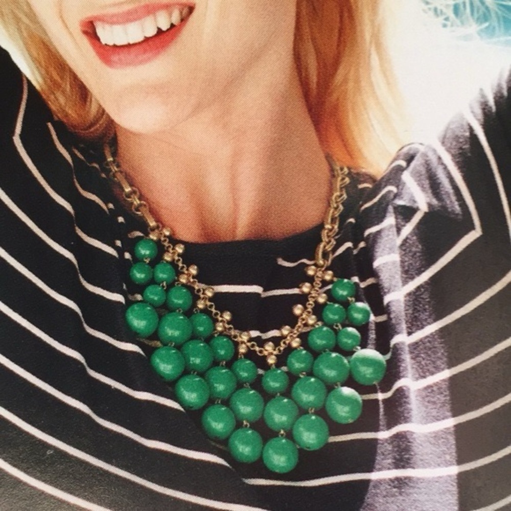 STELLA & DOT - Jolie necklace in emerald green and antiqued gold tone chain.